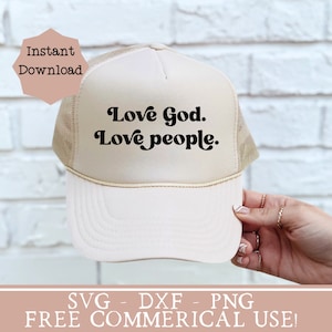 K&ouml;nnte beinhalten: Eine beige Trucker-Kappe mit schwarzem Netzr&uuml;cken. Die Kappe tr&auml;gt den Text "Love God. Love people." in einer Retro-Schrift.