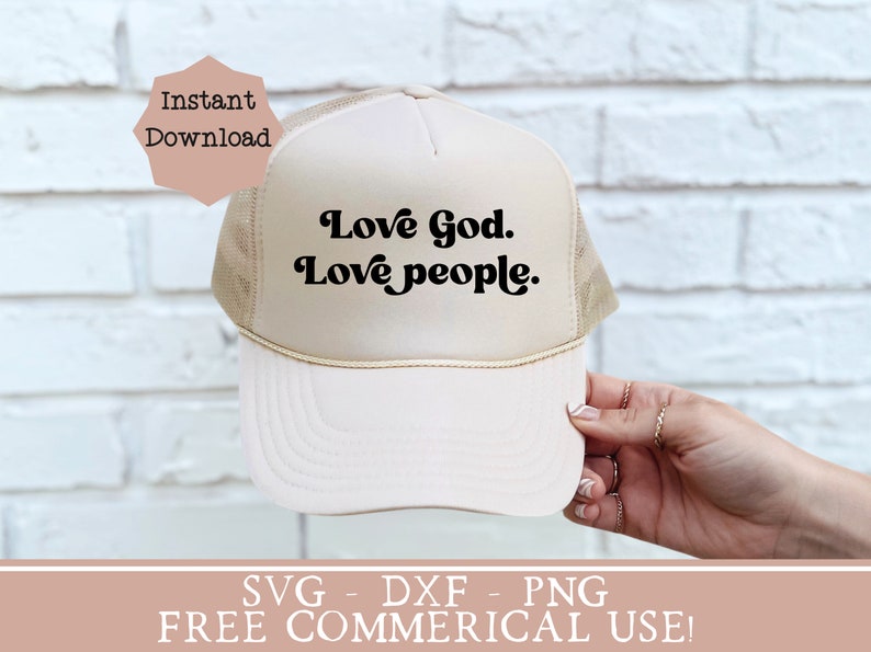 K&ouml;nnte beinhalten: Eine beige Trucker-Kappe mit schwarzem Netzr&uuml;cken. Die Kappe tr&auml;gt den Text "Love God. Love people." in einer Retro-Schrift.