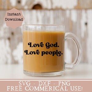K&ouml;nnte beinhalten: Eine klare Glas-Tasse mit Henkel, gef&uuml;llt mit Kaffee und einem schwarzen Vinyl-Aufkleber mit der Aufschrift "Love God. Love people."