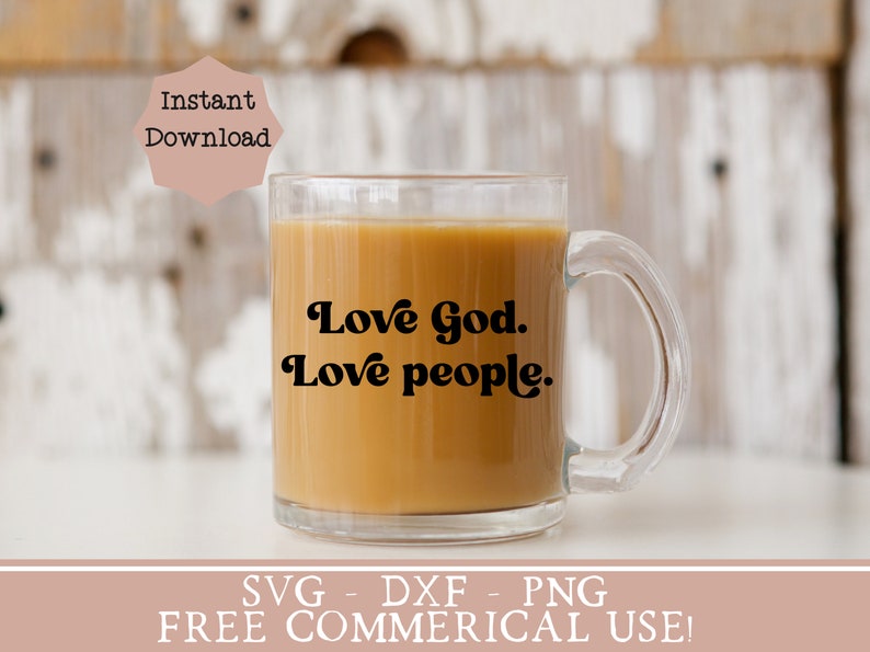 K&ouml;nnte beinhalten: Eine klare Glas-Tasse mit Henkel, gef&uuml;llt mit Kaffee und einem schwarzen Vinyl-Aufkleber mit der Aufschrift "Love God. Love people."