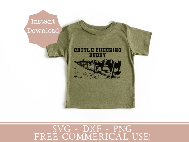 以下が含まれることがあります： 「Cattle Checking Buddy」という文字と、フェンスの後ろに牛の黒いシルエットが描かれた緑色のTシャツです。