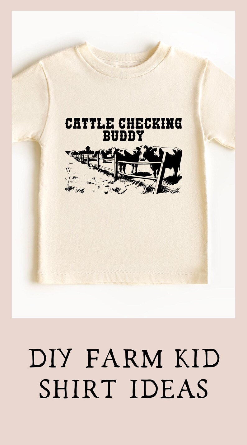 以下が含まれることがあります： 牛がフェンスのある牧場にいて、「Cattle Checking Buddy」という文字が書かれた白いTシャツです。