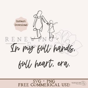 K&ouml;nnte beinhalten: Schwarz-wei&szlig;-Linienzeichnung einer Mutter und eines Kindes, die Hand in Hand gehen. Der Text "In my full hands. full heart. era." befindet sich unter dem Bild.