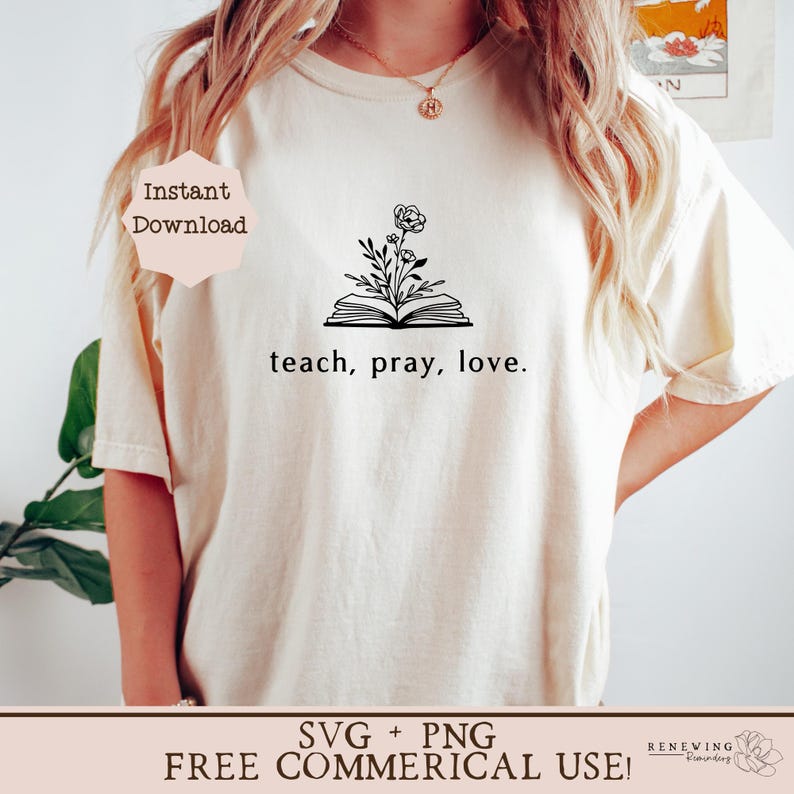 以下が含まれることがあります： 白いTシャツに、開いた本から花が咲いている黒いデザインが描かれています。本の下に「teach, pray, love.」という文字があります。画像の下には「SVG + PNG FREE COMMERCIAL USE!」という文字があります。