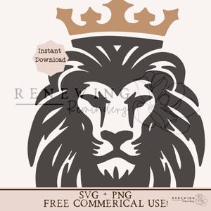 Może przedstawiać: Czarno-biała ilustracja głowy lwa w złotej koronie. Lew ma poważny wyraz twarzy i gęstą grzywę. Tekst "SVG + PNG FREE COMMERCIAL USE!" znajduje się pod obrazkiem.