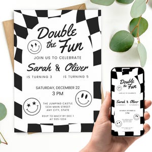 Op de afbeelding: Een rechthoekige verjaardagsuitnodigingskaart en een smartphonescherm met hetzelfde ontwerp, voorzien van een zwart-witte geblokte rand, smileygezichten met bliksemschicht- of sterogen en de tekst Double the Fun voor Sarah en Oliver.