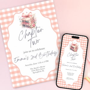Puede incluir: Invitación de cumpleaños rosa y blanca con estampado de cuadros vichy con el texto "Capítulo Dos" y "2º Cumpleaños de Emma". La invitación presenta una ilustración floral y de libros, también en un smartphone.