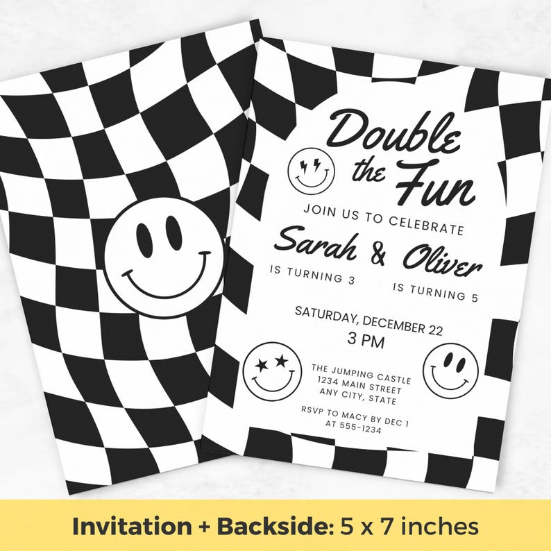 Op de afbeelding: Een verjaardagsuitnodiging van 12,7 bij 17,8 cm met bijpassende achterkant, voorzien van een zwart-wit vervormd dambordpatroon. De voorkant toont de tekst Double the Fun, Sarah & Oliver en evenementdetails met smiley-pictogrammen.