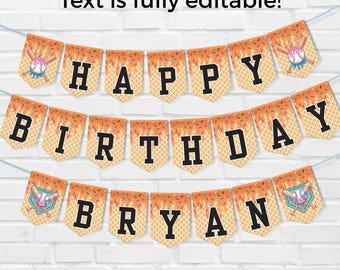 以下が含まれることがあります： 「HAPPY BIRTHDAY BRYAN」の文字が黒字で書かれたバナー。バナーの旗はワッフル模様で、オレンジ色のアイシングとスプリンクルが付いています。野球をテーマにしたグラフィックが端の旗にあります。「Text is fully editable!」の文字が上部にあります。