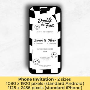 Op de afbeelding: Een smartphone met een digitale verjaardagsuitnodiging met een zwart-witte geblokte rand. De tekst luidt Double the Fun, Join us to celebrate, Sarah & Oliver is turning 3 is turning 5, Saturday, December 22, 3 PM, The Jumping Castle, 1234 Main Street, Any City, State, RSVP to Macy by Dec 1 at 555-1234, met drie smiley-pictogrammen.