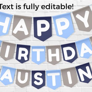 Könnte beinhalten: Ein Banner mit den Worten "HAPPY BIRTHDAY AUSTIN" in weißen Buchstaben auf blauen, grauen und marinefarbenen Wimpeln. Der Text "Text is fully editable!" steht oben. Das Banner ist vor einer weißen Backsteinmauer gespannt.
