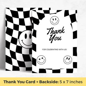 Op de afbeelding: Een bedankkaart van 12,7 x 17,8 cm met een zwart-wit geblokt patroon met een vervormd effect. De voorzijde toont de tekst Thank You en FOR CELEBRATING WITH US! samen met drie smileygezichten, waarvan &eacute;&eacute;n met bliksemschichtogen.
