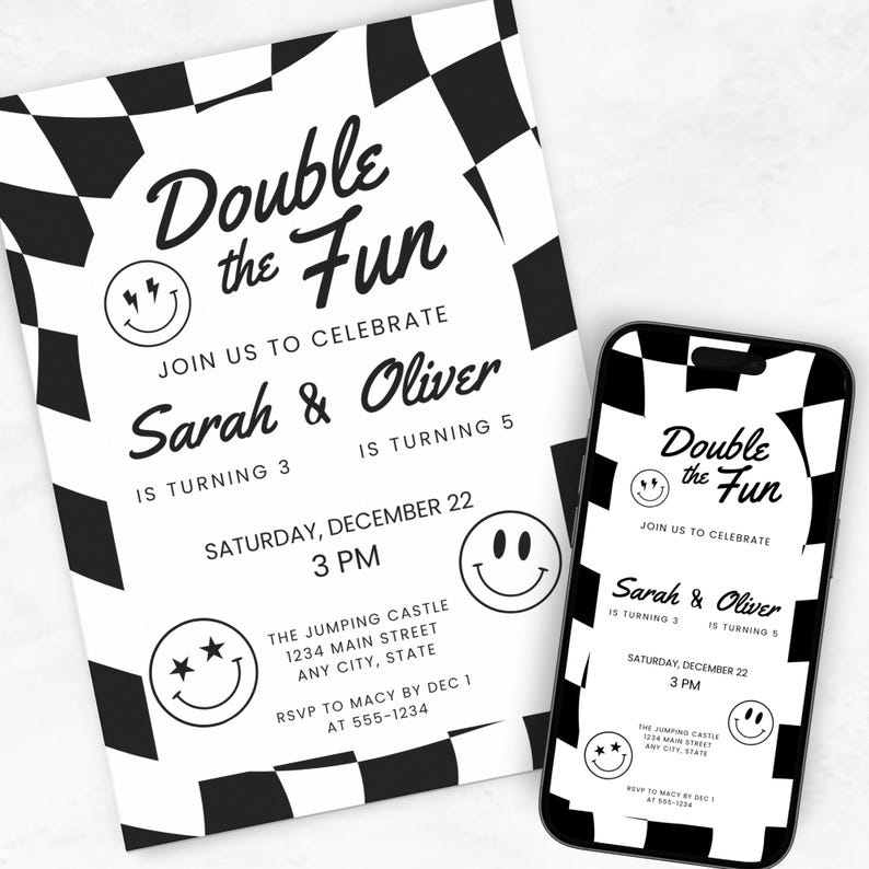 Op de afbeelding: Een rechthoekige verjaardagsuitnodiging en een smartphone met hetzelfde ontwerp, beide voorzien van een zwart-witte geblokte rand, smileygezichten met bliksem- of sterogen en de tekst Double the Fun, Sarah and Oliver.