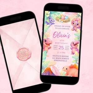 Puede incluir: Dos smartphones que muestran una invitación de cumpleaños rosa con temática de dinosaurios y un sobre con un sello de cera. La invitación presenta dinosaurios de dibujos animados, el texto "¡4º Cumpleaños de Olivia!" y detalles del evento.