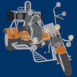 Könnte beinhalten: Ein dreirädriges Motorrad mit silbernem Rahmen und orangefarbenem Körper. Das Motorrad hat einen großen, schwarzen Sitz und einen silbernen Lenker mit mehreren Spiegeln. Das Motorrad hat einen silbernen Gepäckträger mit einer schwarzen Tasche oben.