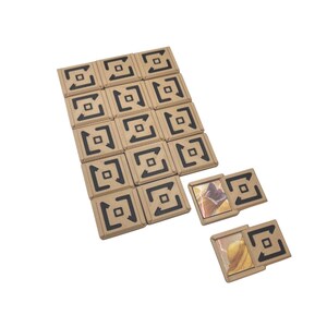 Pode incluir: Peças de jogo bege com símbolos de seta preta e molduras quadradas. Algumas peças apresentam imagens coloridas. As peças estão dispostas sobre um fundo branco, sugerindo um jogo de tabuleiro ou um quebra-cabeça.