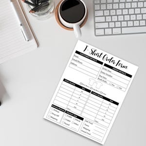 Peut inclure: Un formulaire de commande de t-shirt noir et blanc avec des sections pour les coordonn&eacute;es du client, les d&eacute;tails de la commande, le mode de livraison, le mode de paiement et le r&eacute;capitulatif de la commande. Le formulaire comprend des champs pour le nom, l'e-mail, le t&eacute;l&eacute;phone, l'adresse, le num&eacute;ro de commande, la date d'&eacute;ch&eacute;ance, la commande urgente, la couleur, la quantit&eacute;, la taille, le sous-total, les taxes, la livraison et le total g&eacute;n&eacute;ral.