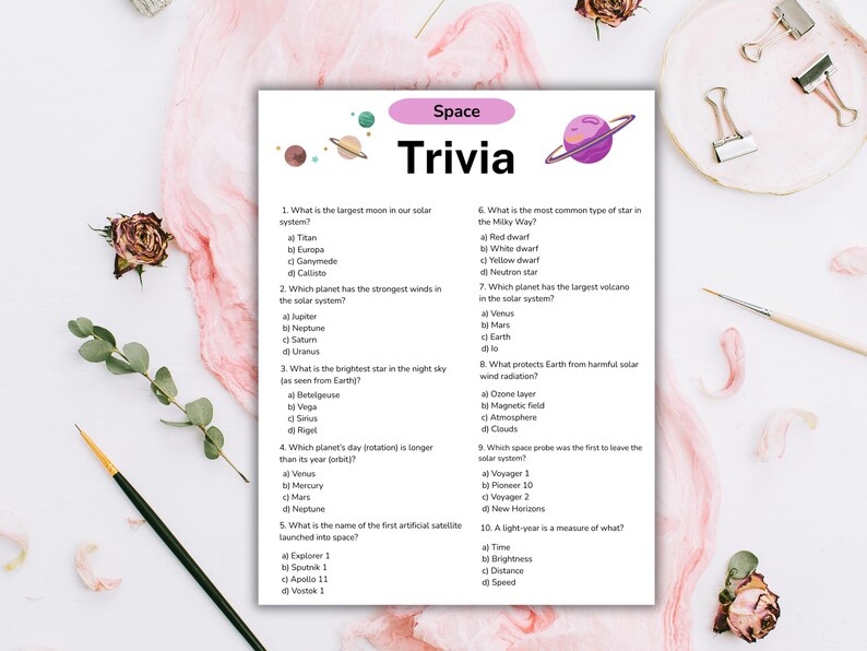 Puede incluir: Una hoja blanca con el t&iacute;tulo "Space Trivia" y preguntas sobre el espacio. El dise&ntilde;o incluye ilustraciones de planetas y estrellas. El fondo es rosa suave con elementos decorativos.