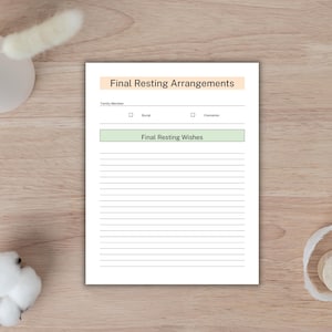 Pu&ograve; includere: Un documento bianco intitolato "Disposizioni Finali" con sezioni per la sepoltura e la cremazione. Il documento include una sezione per "Ultime Volont&agrave;" e spazi a righe per la scrittura. Su una superficie di legno con elementi decorativi.