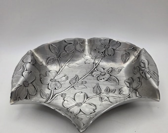 Plato Wendell August Forge Dogwood hecho a mano, bandeja de aluminio, plato vintage floral para recoger, fabricado en EE. UU.