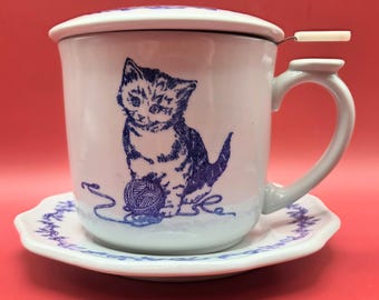 Juego de té Andrea by Sadek Kitten Toile para una persona: taza con tapa, infusor y platillo con diseño de gato azul y blanco. Elisabeth Trostli Cottagecore Gift