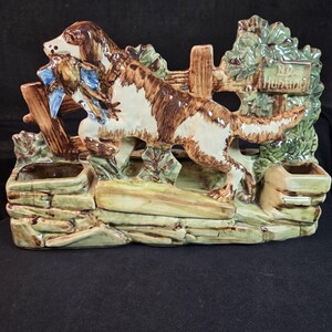 McCoy 'No Hunting Dog' bloempot, jachtspaniël met eend, figuurlijke aardewerk bloempot, vintage McCoy, decoratie voor een blokhut, verzamelbaar Amerikaans aardewerk.