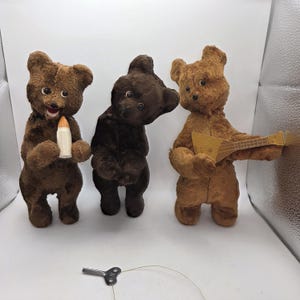 Puede incluir: Un letrero de madera rústico con la frase "Welcome to our home" en letras blancas. El letrero presenta un acabado envejecido y un diseño sencillo y acogedor, perfecto para un porche o entrada.