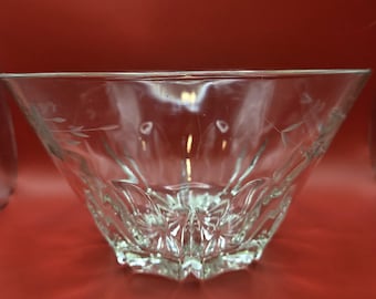 Centro de mesa de cristal grabado con diseño floral, estilo rústico chic.