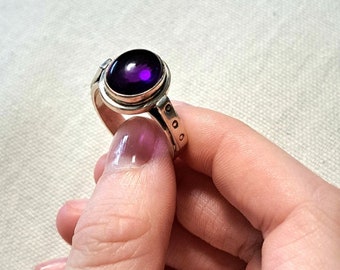 Bague en argent avec une pierre d'amethyst, bague faite à la main