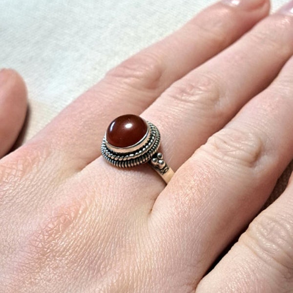 Bague en argent avec une pierre de cornaline, bague faite à la main