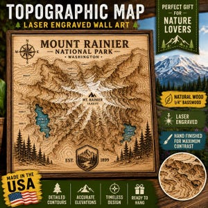 Peut inclure: Une décoration murale carrée en bois présentant une carte topographique gravée au laser du parc national du mont Rainier. La carte affiche des courbes de niveau détaillées, le lac Mowich, le lac Tipsoo et une rose des vents, le tout encadré.