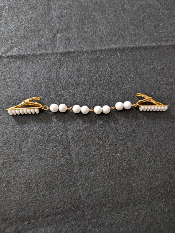 Vintage 1950's Gold tone & Faux Pearl Seater Clip… - image 3