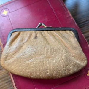 Monedero pequeño vintage de cuero color canela de 4 1/2" x 2 3/8" con forro de satén // Monedero de mediados de siglo // Cierre de beso