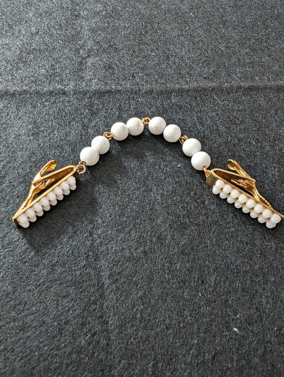Vintage 1950's Gold tone & Faux Pearl Seater Clip… - image 1