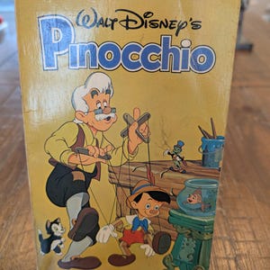 Walt Disney&#39;s Pinocchio 1975 Paperback Book - Very Good Condition // Great Graphics!