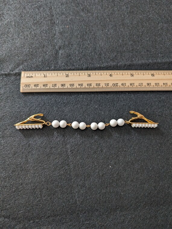 Vintage 1950's Gold tone & Faux Pearl Seater Clip… - image 2