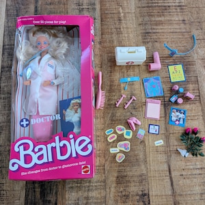 BARBIE 1987, PERFUME Pretty Barbie, Fabriqué en Malaisie NRFB EUR 390,00 - FR