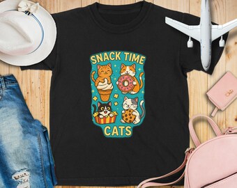 Könnte beinhalten: Schwarzes T-Shirt mit einem farbenfrohen Aufdruck von Cartoon-Katzen, die Snacks genießen. Das Design zeigt Katzen mit Eis, Donuts, Popcorn und Keksen, mit den Worten "SNACK TIME CATS" in gelber Schrift.