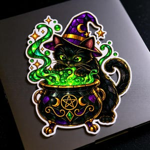 以下が含まれることがあります： 紫色の魔女の帽子をかぶり、金の三日月をあしらった黒猫のダイカットステッカー。猫は、金の五芒星と月の装飾が施された黒い大釜をかき混ぜており、中には光る緑色の液体と渦巻く魔法の煙が描かれています。