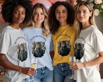 Könnte beinhalten: Vier Frauen tragen weiße, hellblaue und gelbe T-Shirts mit dem Text "RULES ARE FOR DOGS" und einer Katzen-Grafik. Sie halten Champagnergläser.