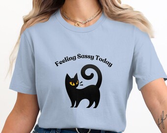 Maglietta divertente con gatto Feeling Sassy Today, maglietta con grafica di gatto nero, maglietta carina Sassy Kitty, regalo per amanti dei gatti, maglietta con umorismo sugli animali domestici