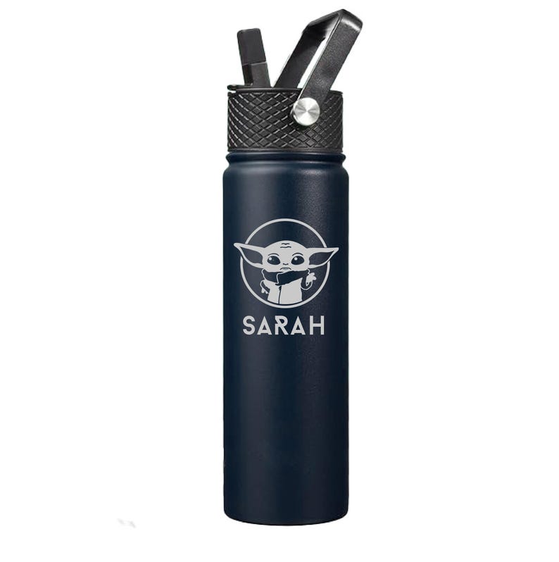 Peut inclure: Une gourde bleu marine avec une poign&eacute;e et un couvercle noirs. La gourde pr&eacute;sente un graphisme blanc d'un personnage et le nom "SARAH" en blanc. La gourde a une paille et est con&ccedil;ue pour &ecirc;tre facilement transport&eacute;e.