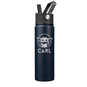 Peut inclure: Une gourde bleu marine avec une poign&eacute;e et un couvercle noirs. La gourde pr&eacute;sente un dessin blanc d'un personnage et le nom "CARL" en blanc. La gourde est con&ccedil;ue pour contenir des liquides et poss&egrave;de une paille.