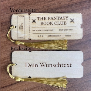 May include: A wooden bookmark shaped like a ticket with the text "The Fantasy Book Club" and "Members Only". The back of the bookmark is blank with the text "Dein Wunschtext".
