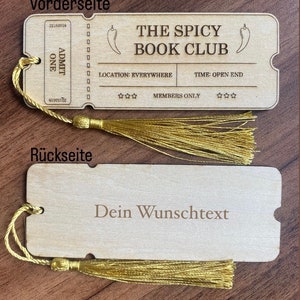 May include: A wooden bookmark shaped like a ticket with a red chili pepper and the text "The Spicy Book Club" on the front. The back is blank with the text "Dein Wunschtext".