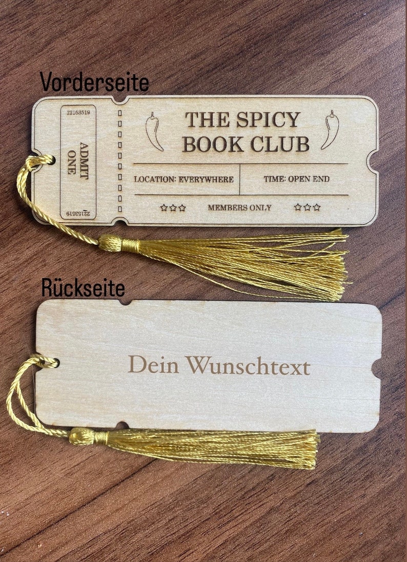 May include: A wooden bookmark shaped like a ticket with a red chili pepper and the text "The Spicy Book Club" on the front. The back is blank with the text "Dein Wunschtext".