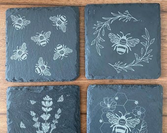 Leisteen onderzetters bij – Natuursteen onderzetters – Bij decoratie – Rustieke decoratie – Cadeau tuinliefhebber