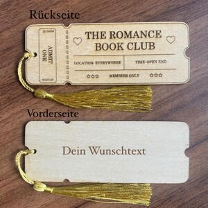 May include: A wooden bookmark with a ticket design. The front side says "The Romance Book Club" and the back side says "Dein Wunschtext".