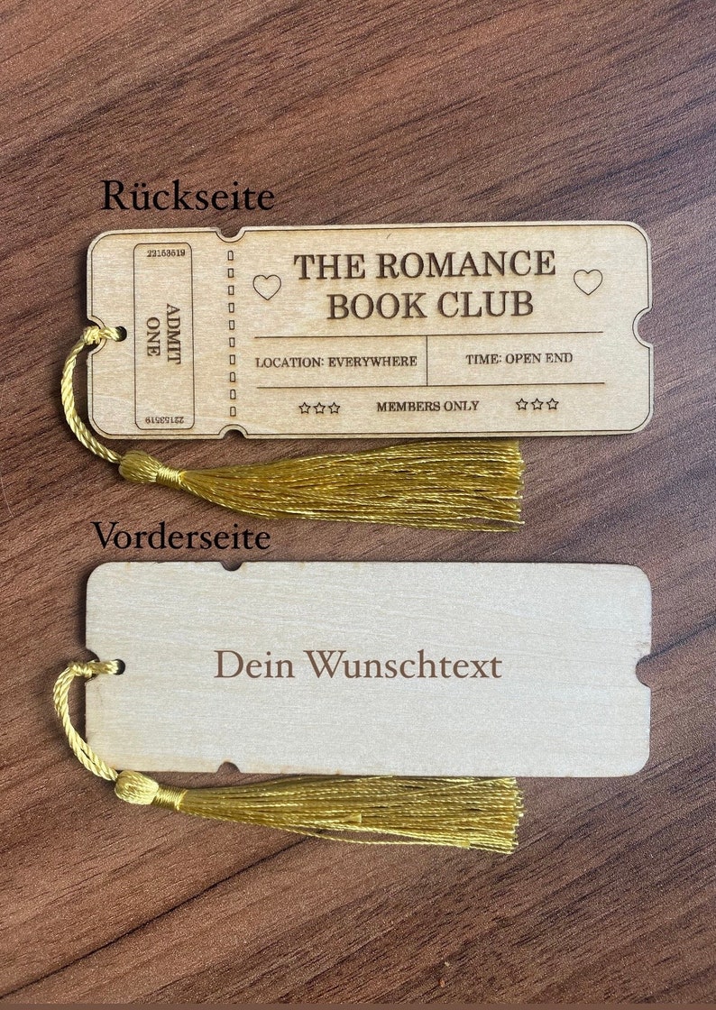 May include: A wooden bookmark with a ticket design. The front side says "The Romance Book Club" and the back side says "Dein Wunschtext".
