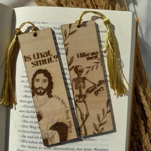 Jesus Bookmark “Is that Smut?” – Wooden Bookmark Personalized – Funny Booktok Gift – Reader Gift – Engraved Wood Bookmark Jesus+Skelett Men